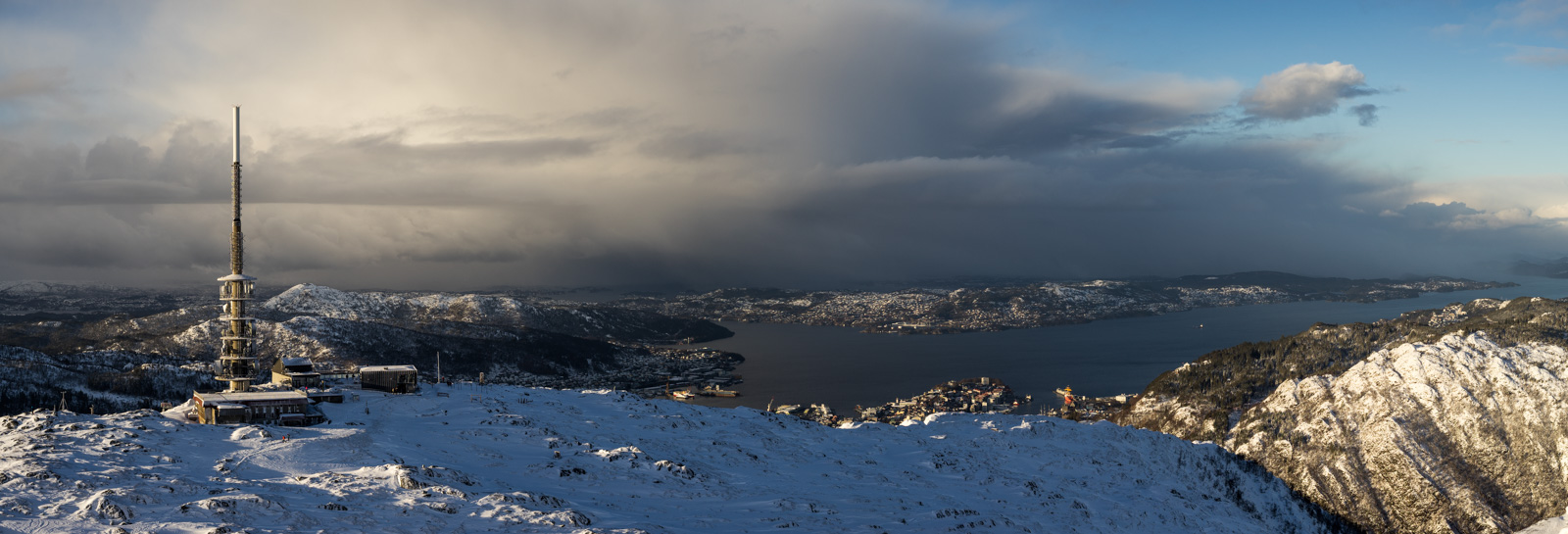 Vysielač pod vrcholom Ulriken, pod ním mesto Bergen